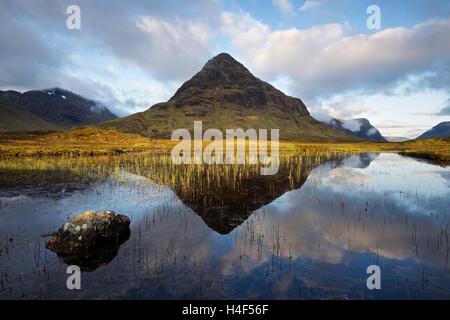 Man Na Fola Reflexionen des berühmten Gipfel der Buachaille Etive Beag Stockfoto