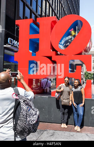 New York City, NY NYC, Manhattan, Midtown, Hope Sculpture, Robert Indiana, öffentliche Kunstwerke, Schwarze Schwarze Afrikaner ethnische Minderheit, Erwachsene, Erwachsene, Mann Stockfoto