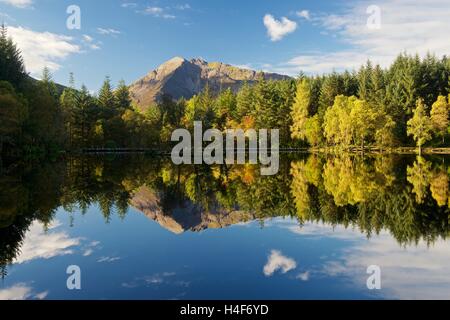 Herbst Reflexionen in Glencoe Lochan Stockfoto