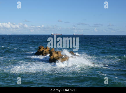 die Ansicht mit den Felsen im Atlantik und zwei Lastkähne auf dem Hintergrund, Portugal Stockfoto