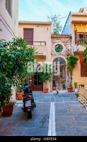 Die ruhigen Backstreet von Rethymno mit den zahlreichen Pflanzen in Töpfen und den Blick auf die alten Häuser Fassaden, Kreta, Griechenland. Stockfoto