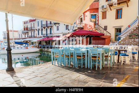 Holzstühlen und Tischen der Straßencafés und Tavernen in den alten Hafen, Rethymno-Kreta-Griechenland Stockfoto