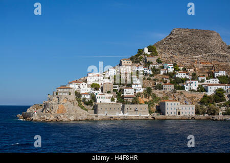 Küste mit Gebäuden und den Eingang in die Marina auf der Hydra-Insel, Griechenland. Stockfoto