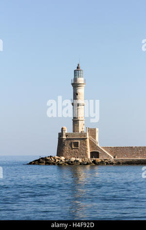 Der alte Leuchtturm bewachen den Eingang zum alten venezianischen Hafen in Chania, Kreta, Griechenland Stockfoto