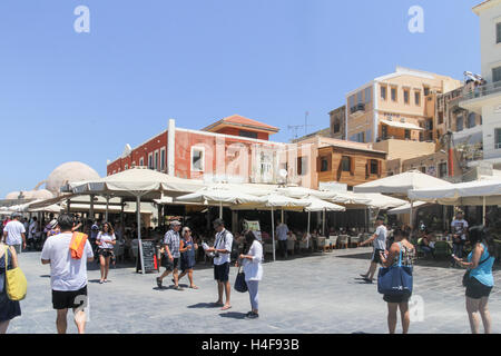 Touristen in der Nähe der alten venezianischen Hafens in Chania, Kreta, Griechenland Stockfoto