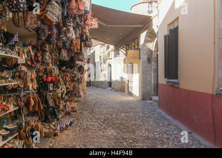 Straße in der Altstadt von Rhodos mit Souvenir-shop Stockfoto