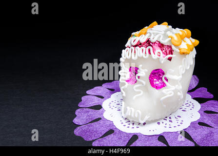 Zucker Schädel Altar zum "Dia de Los Muertos" feiern, auf schwarzem Hintergrund Stockfoto