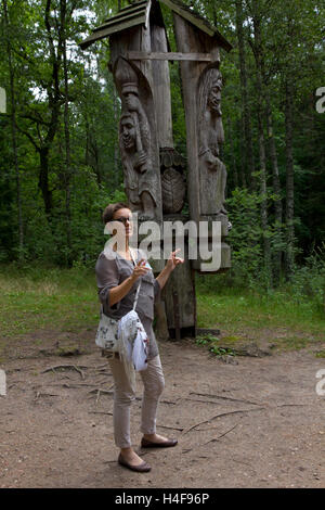 Ein lokaler Guide führt die Besucher auf eine Tour durch die Hügel Hexen, Standort einer Assemblage von mehr als 80 totemhafte Skulpturen. Stockfoto