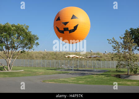 IRVINE, CA - 14. Oktober 2016: Der Orange County Great Park Fahrt mit dem Heißluftballon. Der Ballon, eingerichtet für Halloween Fahrt gehört zu t Stockfoto