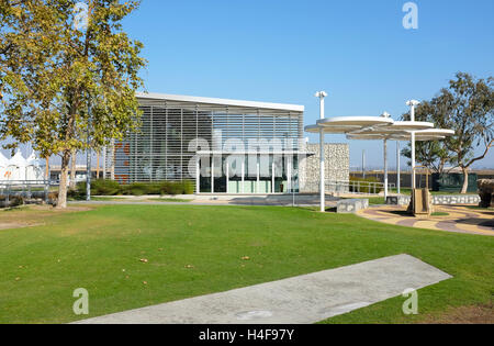 IRVINE, CA - 14. Oktober 2016: Great Park Visitor Center und Fahrt mit dem Heißluftballon. Der Orange County Great Park entsteht auf dem de Stockfoto