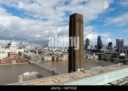 Blick auf die Themse und der City of London von der Aussichtsplattform des Tate Modern Schalter Haus, England, UK Stockfoto
