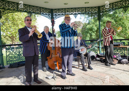 Jazz-Musiker spielen in der Parliament Hill Musikpavillon auf Hampstead Heath, London, England, UK Stockfoto