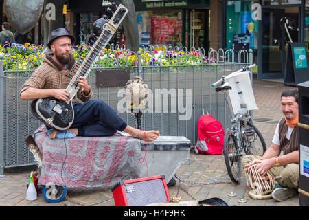 Straßenmusikanten ein Grand Pro Tun Sitar in Abington Street, Northampton Town Centre eine indische Instrument zu spielen. Stockfoto