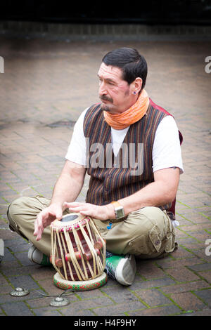 Straßenmusikanten ein Grand Pro Tun Sitar in Abington Street, Northampton Town Centre eine indische Instrument zu spielen. Stockfoto