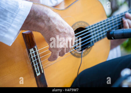 Spanischer Flamenco-Gitarrist spielen. Selective Fokus auf Seite Stockfoto