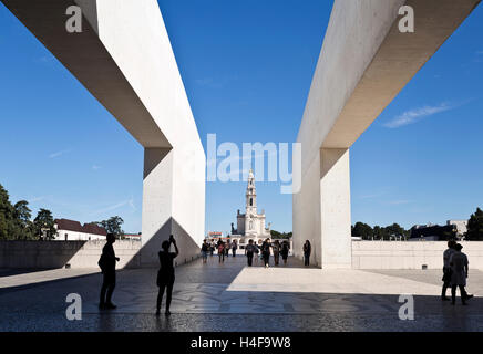 Die Basilika unserer lieben Frau der Rosenkranz von Fatima gesehen von der neuen Kirche der Heiligen Dreifaltigkeit in Fatima, Portugal Stockfoto