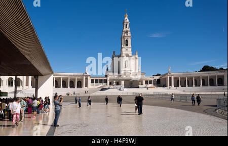 Die Basilika unserer lieben Frau von der Rosenkranz von Fatima und die Kapelle der Erscheinungen auf der linken Seite in Fatima, Portugal Stockfoto