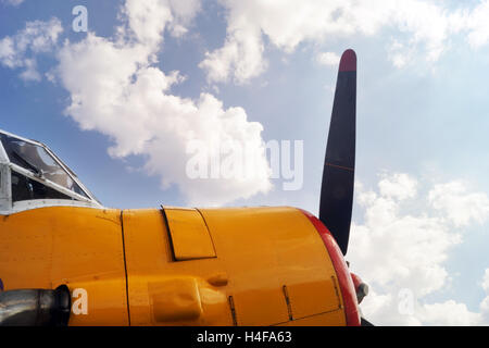 Propeller von altes Flugzeug gegen blauen Himmel mit Wolken. Stockfoto