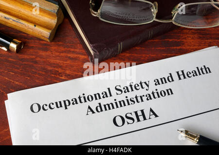 Arbeitssicherheit und Gesundheit Administration OSHA und ein Buch. Stockfoto
