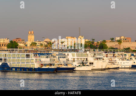 Sportboote vor Anker in Luxor am Nil. Stockfoto