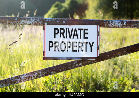 Anmeldung Private Property auf ein Metalltor auf dem Feldweg Stockfoto