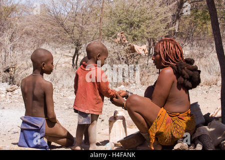 Mutter und Sohn der Himbas im Norden Namibias Stockfoto