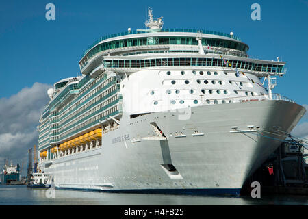 Kreuzfahrtschiff Navigator der Meere im City Cruise Terminal an der Southampton vor dem Verlassen auf Ihrer neuesten Kreuzfahrt nach Spanien Stockfoto