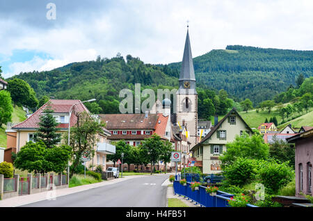 Grüne Landschaft des Schwarzwaldes rund um Bad Peterstal, Schwarzwald, Deutschland Stockfoto