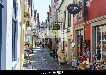 Geschäfte in einer der engen Gassen des historischen Zentrums Bremen Stockfoto