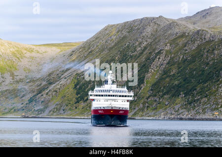 Hurtigruten-Fähre in den Hafen von Honningsvåg, Insel Magerøya ankommen Stockfoto