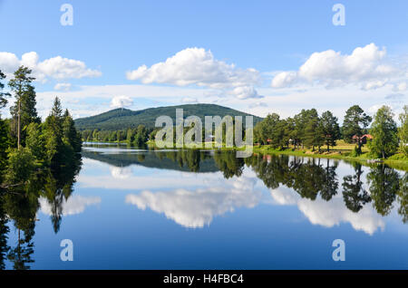 Lakehouse spiegelt im See im Wald, Schweden Stockfoto