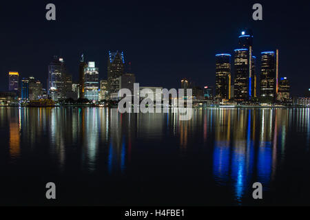 GM RENAISSANCE CENTER TÜRME (© JOHN PORTMAN 1977) DOWNTOWN SKYLINE DETROIT FLUß MICHIGAN USA Stockfoto