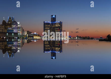 GM RENAISSANCE CENTER TÜRME (© JOHN PORTMAN 1977) DOWNTOWN SKYLINE DETROIT FLUß MICHIGAN USA Stockfoto