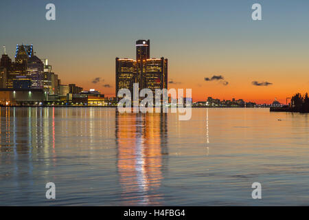 GM RENAISSANCE CENTER TÜRME (© JOHN PORTMAN 1977) DOWNTOWN SKYLINE DETROIT FLUß MICHIGAN USA Stockfoto