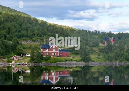 Lakehouse spiegelt im See im Wald, Schweden Stockfoto