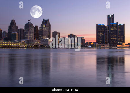 GM RENAISSANCE CENTER TÜRME (© JOHN PORTMAN 1977) DOWNTOWN SKYLINE DETROIT FLUß MICHIGAN USA Stockfoto