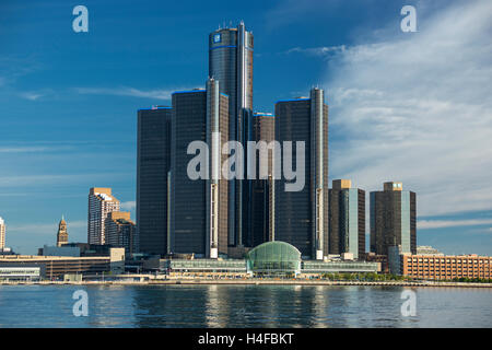 GM RENAISSANCE CENTER TÜRME (© JOHN PORTMAN 1977) DOWNTOWN DETROIT FLUß MICHIGAN USA Stockfoto