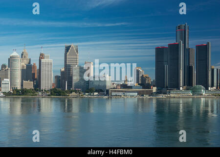 GM RENAISSANCE CENTER TÜRME (© JOHN PORTMAN 1977) DOWNTOWN SKYLINE DETROIT FLUß MICHIGAN USA Stockfoto