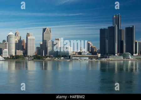 GM RENAISSANCE CENTER TÜRME (© JOHN PORTMAN 1977) DOWNTOWN SKYLINE DETROIT FLUß MICHIGAN USA Stockfoto