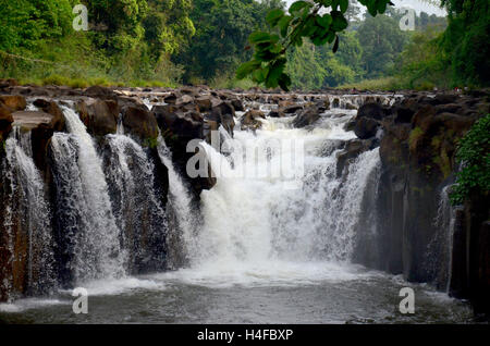 Bewegung des Wassers am Wasserfall Tad Pha Suam in Pakse, Champasak, Laos Stockfoto