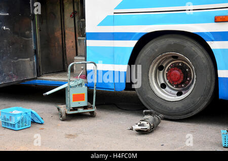 Werkzeuge und Geräte für die Reparatur und Fehlerbehebung ändern Rad Reifen des Busses gebrochen und Explosion auf der Straße auf Land in Mahasarakh Stockfoto