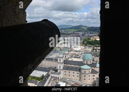 Salzburg, Österreich - 22. August 2016 - Antenne Salzburg gesehen von Fotress Hohensalzburg mit Kanone Stockfoto