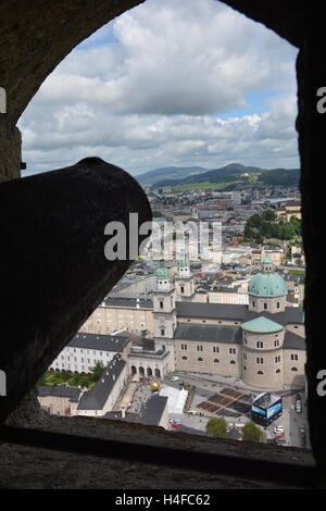 Salzburg, Österreich - 22. August 2016 - Antenne Salzburg gesehen von Fotress Hohensalzburg mit Kanone Stockfoto