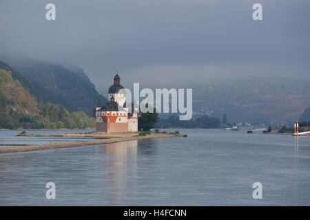 Lorchhausen, Deutschland - 17. September 2016 - schöne Burg Pfalzgrafenstein bei Kaub im Rhein bei Sonnenaufgang Stockfoto