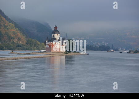 Lorchhausen, Deutschland - 17. September 2016 - schöne Burg Pfalzgrafenstein bei Kaub im Rhein bei Sonnenaufgang Stockfoto