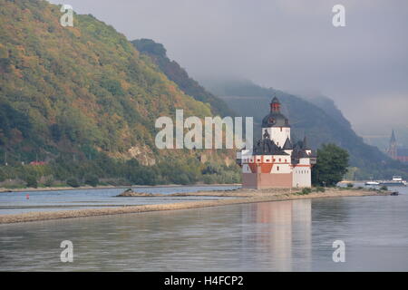 Lorchhausen, Deutschland - 17. September 2016 - schöne Burg Pfalzgrafenstein bei Kaub im Rhein bei Sonnenaufgang Stockfoto