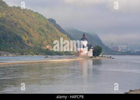 Lorchhausen, Deutschland - 17. September 2016 - schöne Burg Pfalzgrafenstein bei Kaub im Rhein bei Sonnenaufgang Stockfoto