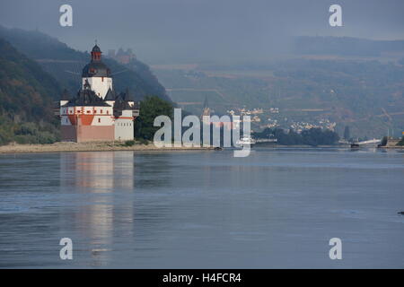 Lorchhausen, Deutschland - 17. September 2016 - schöne Burg Pfalzgrafenstein bei Kaub im Rhein bei Sonnenaufgang Stockfoto