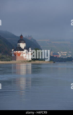 Lorchhausen, Deutschland - 17. September 2016 - schöne Burg Pfalzgrafenstein bei Kaub im Rhein bei Sonnenaufgang Stockfoto