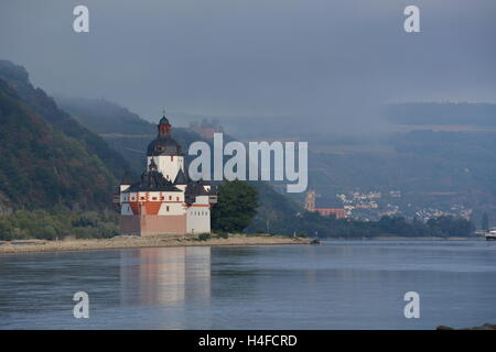 Lorchhausen, Deutschland - 17. September 2016 - schöne Burg Pfalzgrafenstein bei Kaub im Rhein bei Sonnenaufgang Stockfoto